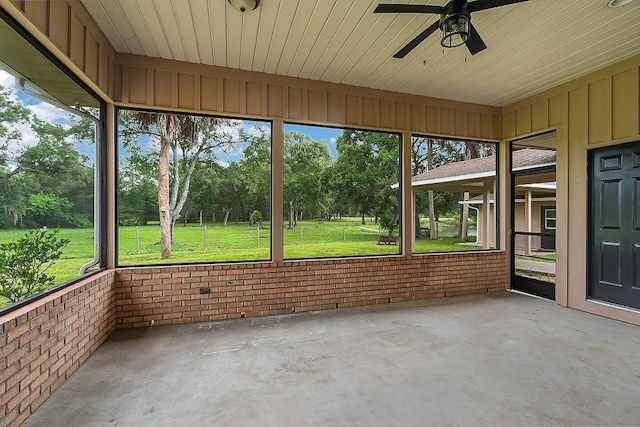 unfurnished sunroom with ceiling fan