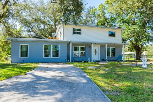 view of front of house featuring a front lawn