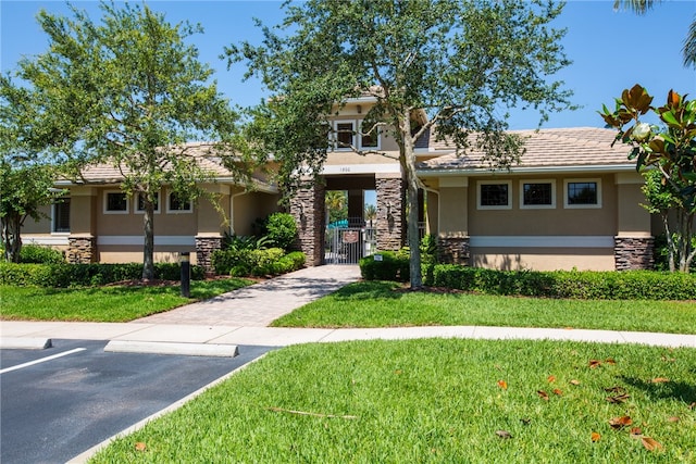 view of front of house featuring a front lawn