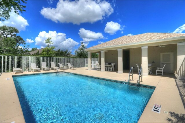 6005 Bella Rosa Ln, Vero Beach, FL 32966 - community pool with a patio area