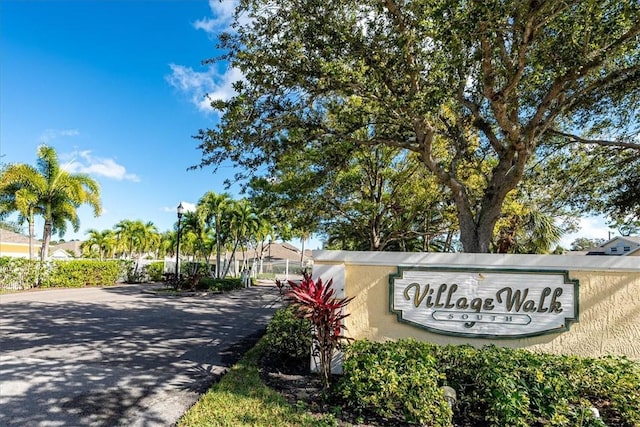 view of community / neighborhood sign