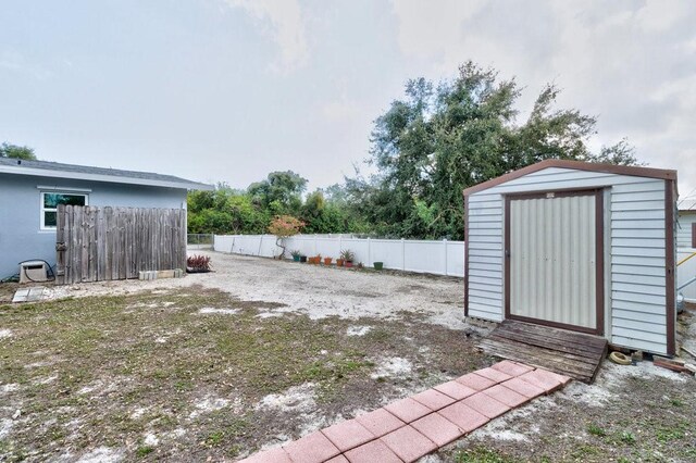 view of yard with a shed