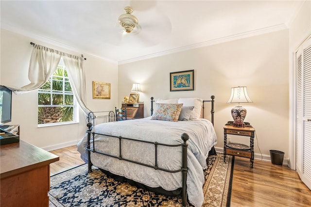1250 W Southwinds Blvd Unit 310, Vero Beach, FL 32963 - bedroom with crown molding, light wood-style floors, a closet, and a ceiling fan