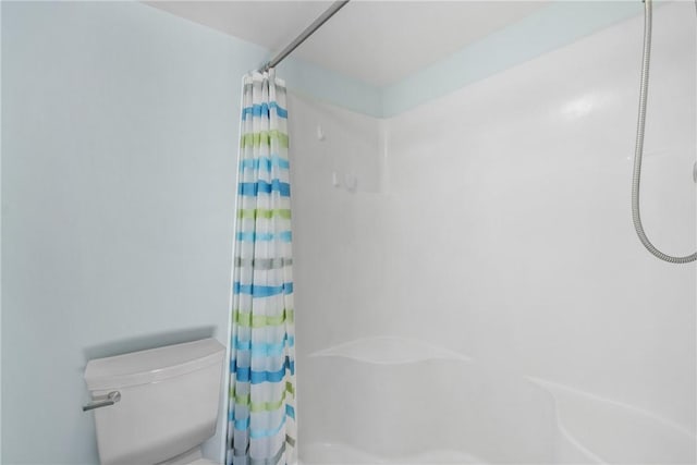 12 Plantation Dr Unit 104, Vero Beach, FL 32966 - full bathroom featuring curtained shower and toilet