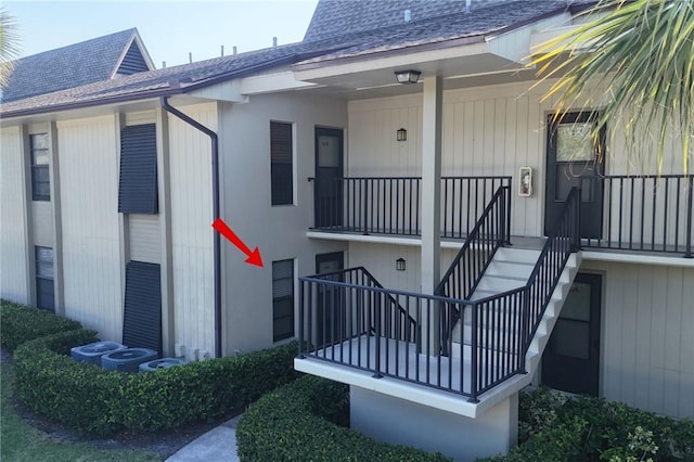 12 Plantation Dr Unit 104, Vero Beach, FL 32966 - property entrance with roof with shingles