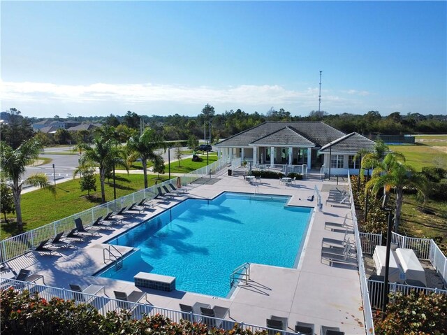 view of front of property featuring a front lawn