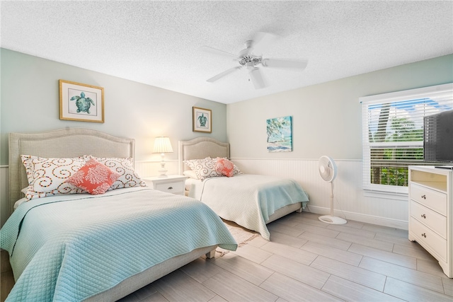 bedroom featuring ceiling fan and a textured ceiling