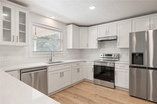 725 Wentworth St, Sebastian, FL 32958 - kitchen featuring stainless steel appliances, a sink, under cabinet range hood, a textured ceiling, and white cabinets