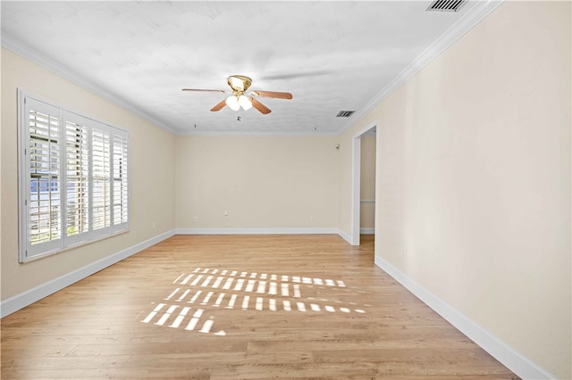 unfurnished room with light wood-type flooring, visible vents, crown molding, baseboards, and ceiling fan