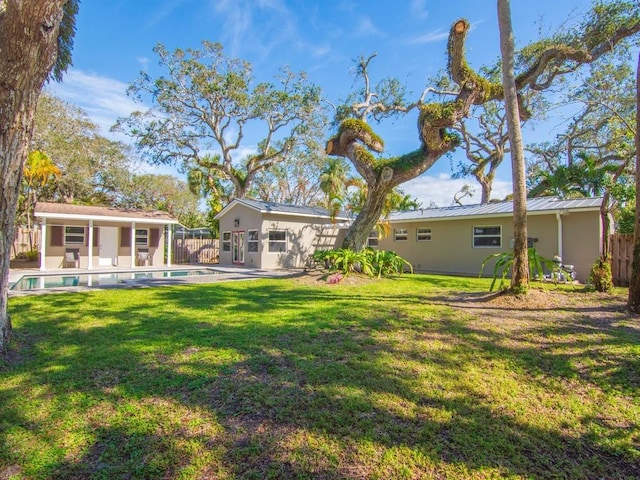 view of yard featuring an outdoor structure