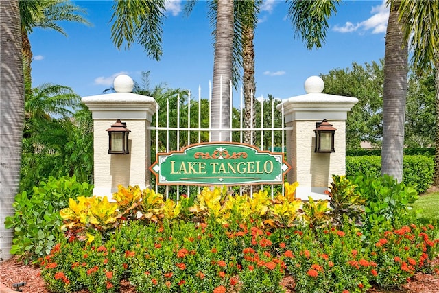 view of community / neighborhood sign