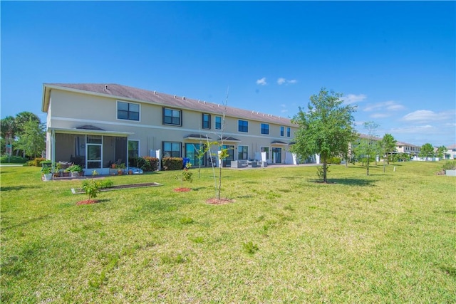 10008 W Villa Cir Unit 10008, Vero Beach, FL 32966 - back of property featuring stucco siding and a yard