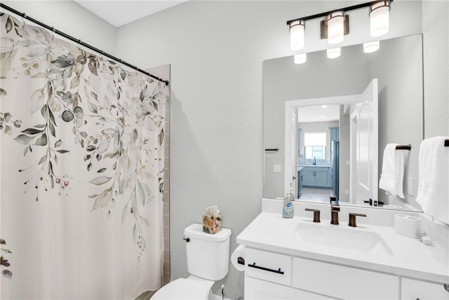 full bath featuring vanity, toilet, and a shower with curtain