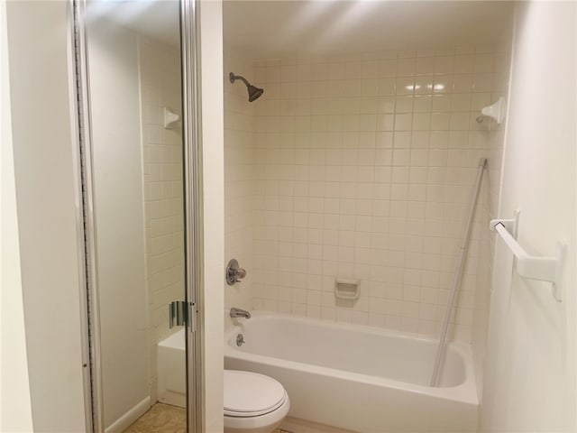 bathroom with tiled shower / bath and toilet