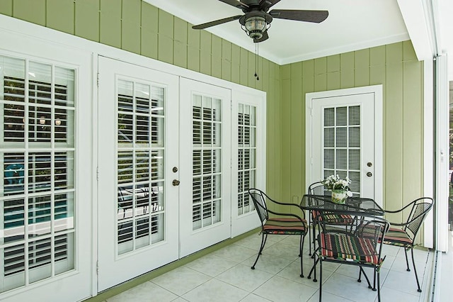 sunroom featuring ceiling fan