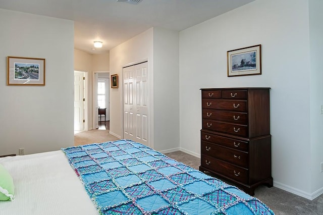 bedroom featuring carpet flooring and a closet