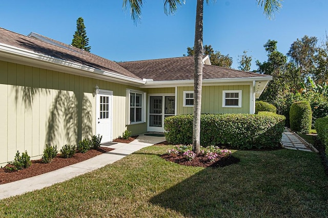 view of front of home with a front lawn