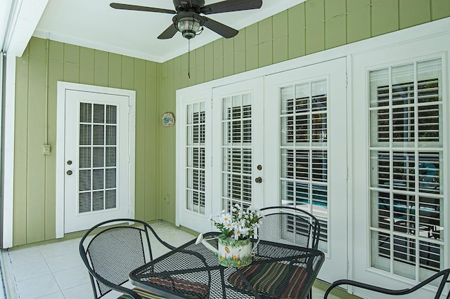 sunroom / solarium featuring ceiling fan