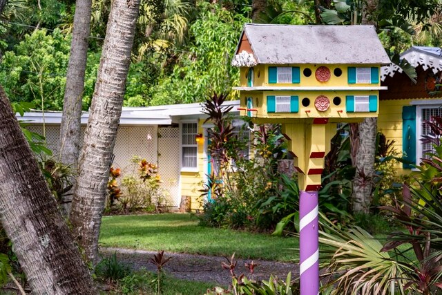 view of front of house featuring a front yard