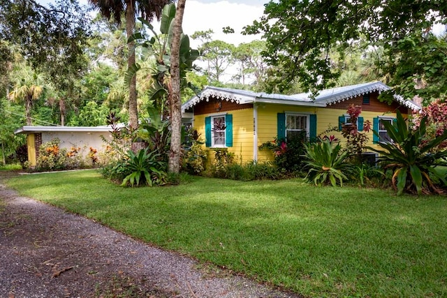 single story home featuring a front yard