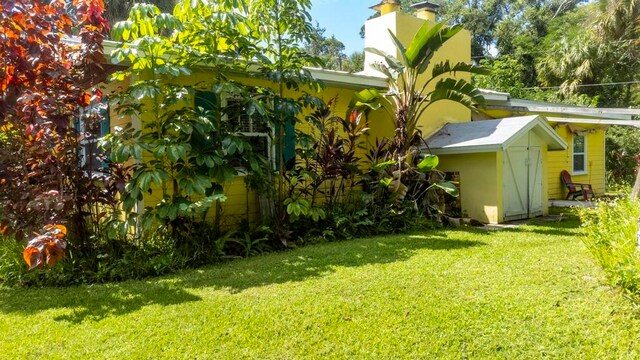 view of yard featuring a storage unit