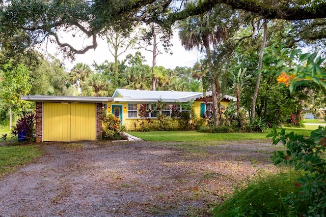 ranch-style house featuring a front yard