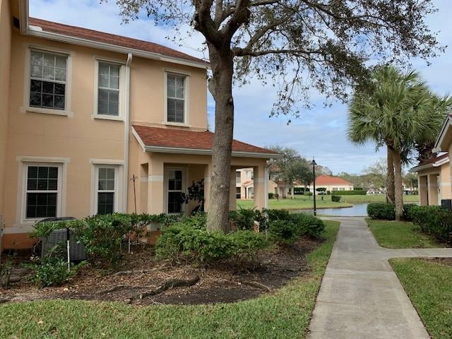 view of front facade with a front yard