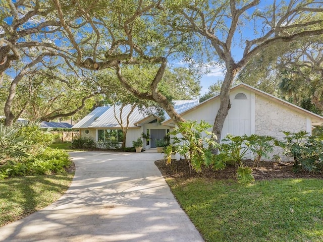 ranch-style house featuring a front yard