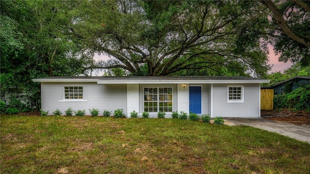 2313 2nd St SW, Vero Beach, FL 32962 - ranch-style house featuring a front lawn