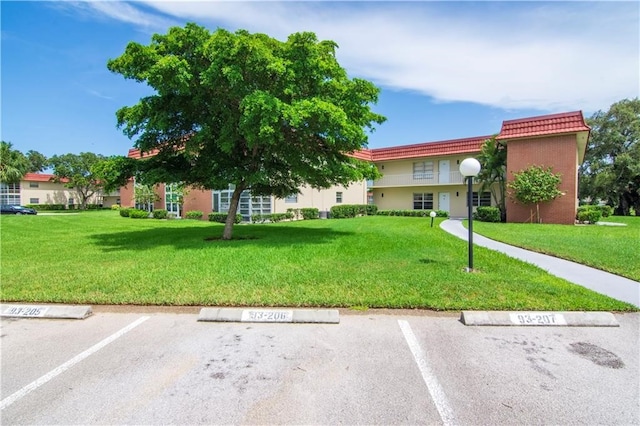 view of front of property featuring a front lawn