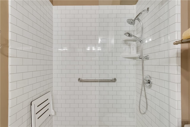 bathroom featuring tiled shower