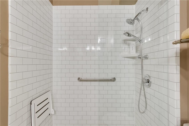 bathroom featuring a tile shower