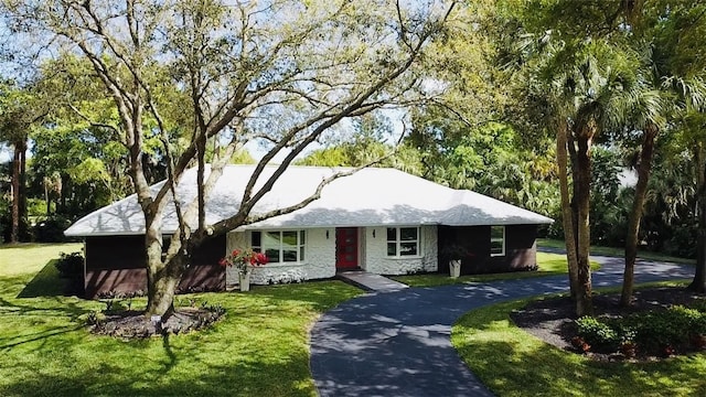 single story home featuring driveway and a front lawn