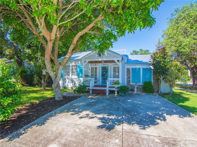 view of front of home featuring a front lawn