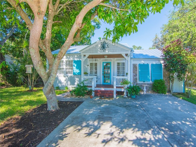 view of front facade with a porch and a front lawn