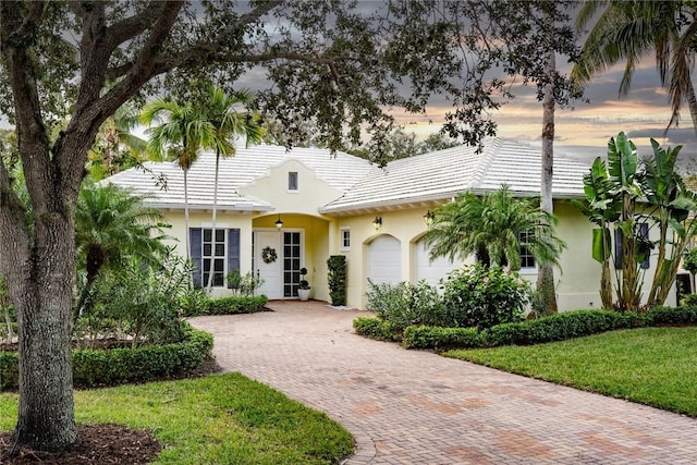 view of front of house featuring a yard and a garage