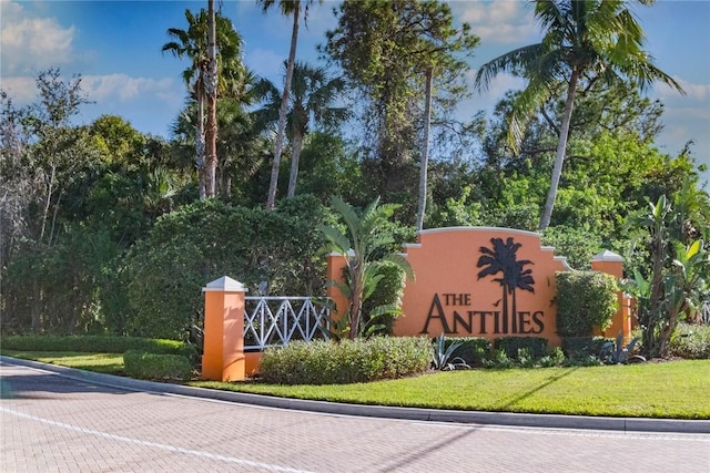 community sign with a lawn