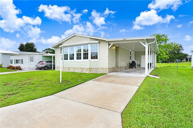 view of front of house featuring a carport and a front yard