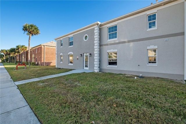 view of front facade featuring a front lawn