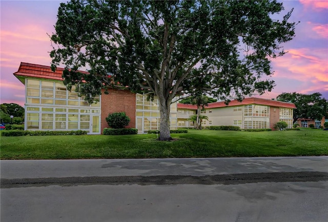 view of front of property featuring a lawn