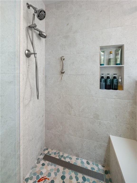 bathroom featuring a tile shower