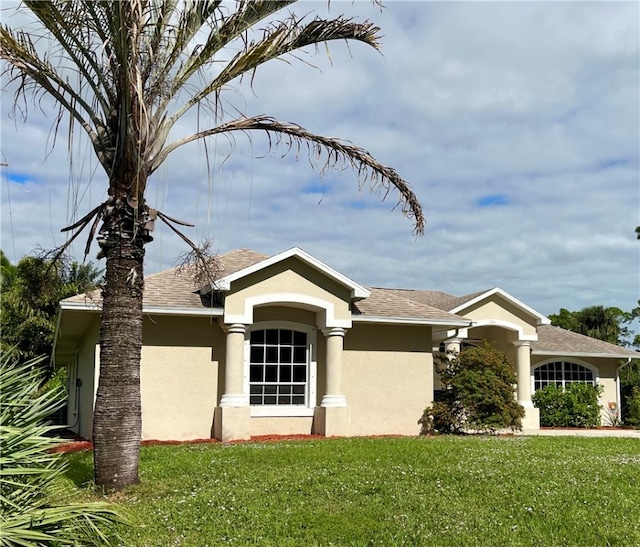 view of front of house with a front lawn