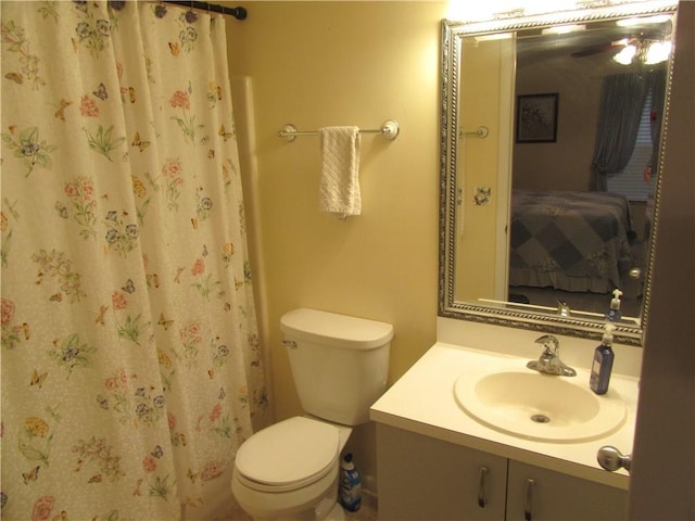 bathroom featuring a shower with curtain, toilet, ensuite bath, and vanity