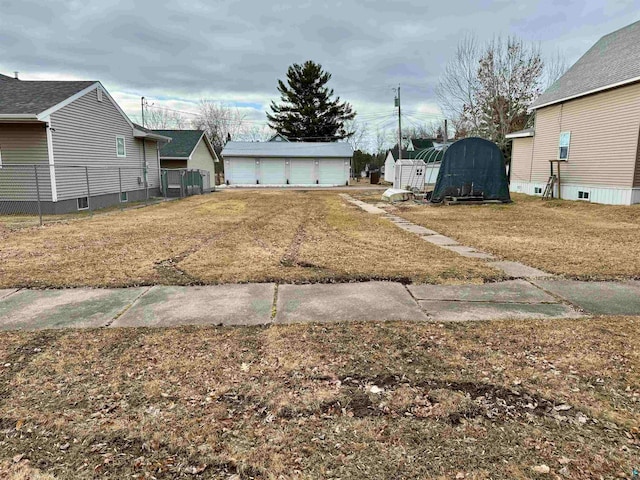 view of yard featuring a storage shed