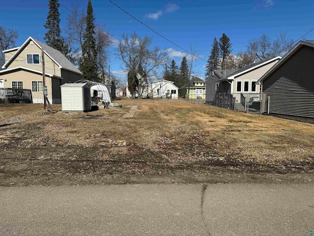 view of yard with a storage shed