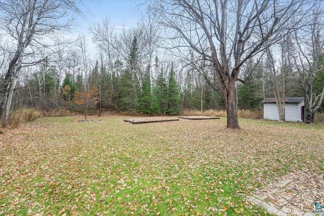 view of yard with an outdoor structure