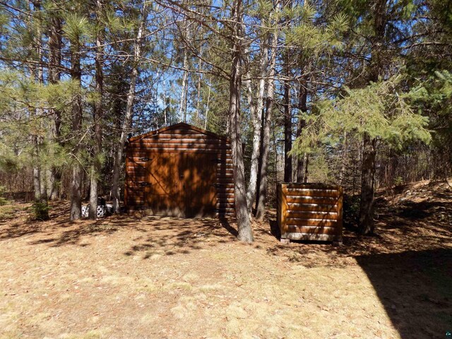 view of yard featuring a storage unit