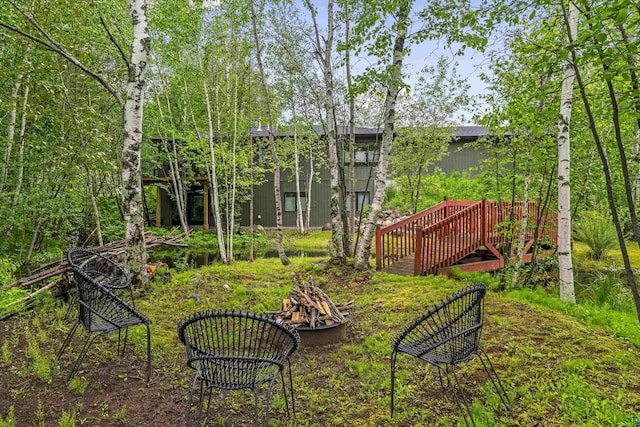 view of yard featuring a fire pit