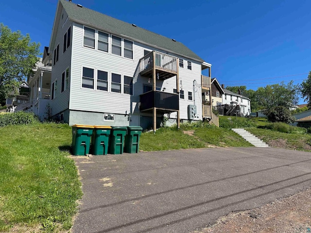 view of front of home with a front lawn and a balcony