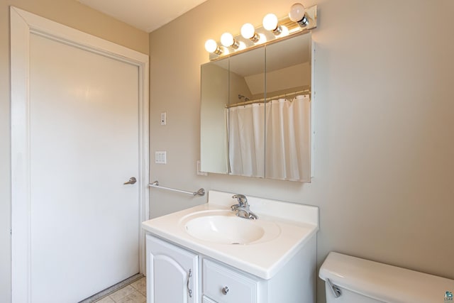 bathroom with a shower with curtain, vanity, and toilet